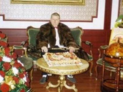 Ζάπλουτος Σέρβος ποζάρει μέσα στη χλιδή ...