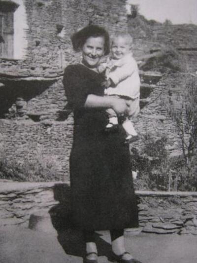 Λίγων μόλις μηνών στην αγκαλιά της μαμάς της