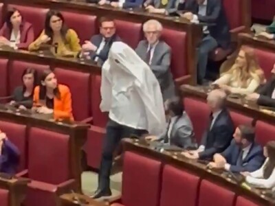 Ιταλία: Βουλευτής ντύθηκε… φάντασμα διαμ...