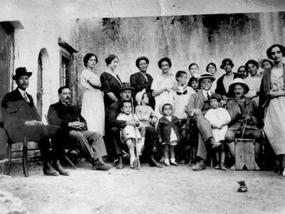 Με την οικογένειά του σε παιδική ηλικία ...