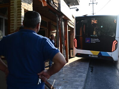 Μενίδι: Λεωφορείο προσέκρουσε σε σταθμευ...
