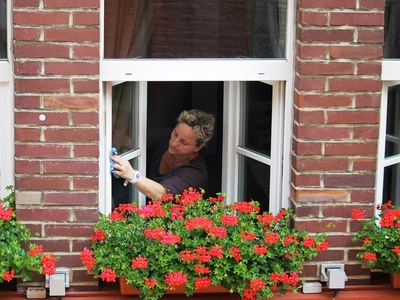 Νίκη: Έκρυψα την οικιακή βοηθό κάτω από ...