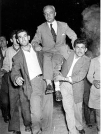 Ο Νίκος Βέτσος, υποψήφιος δήμαρχος στις δημοτικές εκλογές 1959. Ενθουσιασμένοι ψηφοφόροι τον σηκώνουν στα χέρια. Τελικά κατάφερε να εκλεγεί δήμαρχος