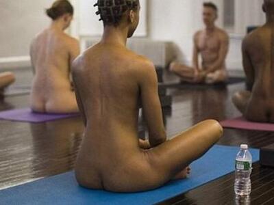 Νέα Υόρκη: Κάνουν γιόγκα γυμνοί για να β...