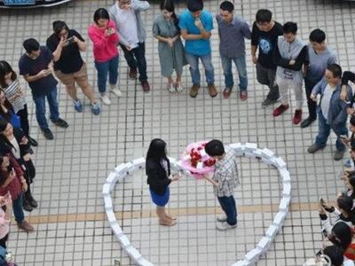 Έκανε πρόταση γάμου με 99 iPhone 6 σε σχ...