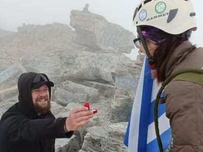 Πρόταση γάμου στον Όλυμπο στα 2.918 μέτρα