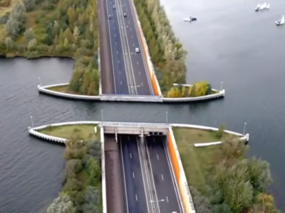 Η υδάτινη γέφυρα στην Ολλανδία που τα αυ...