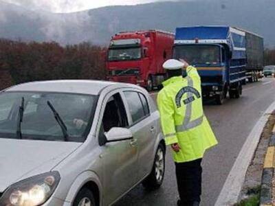 Ηλεία: Οδηγός "σφηνώθηκε" σε σ...