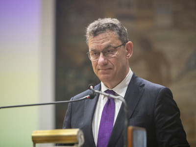 Αποδοκιμασίες προς τον Άλμπερτ Μπουρλά σ...