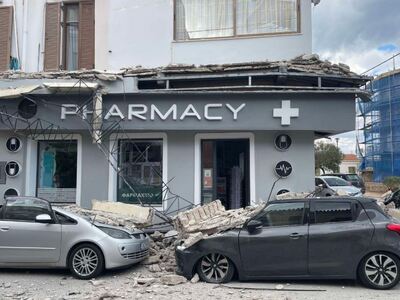 Λαύριο: Κατέρρευσε μπαλκόνι κτιρίου - Μί...