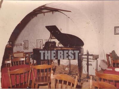 Η κυρίως σάλα με τα τραπέζια ήταν πάνω ...