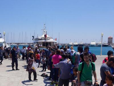 Σκάφος με 55 μετανάστες εντοπίστηκε στα ...