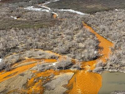 Τα ποτάμια στην Αλάσκα βάφτηκαν πορτοκαλ...