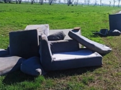 Ιταλία: Πέταξε καναπέδες στον δρόμο, οι ...