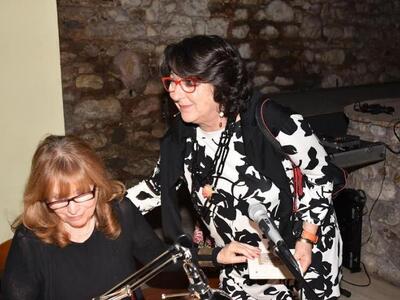 Κατάμεστο από κόσμο το αίθριο του Μεγάρο...