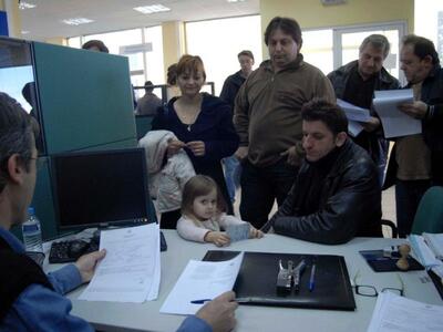 Βουλευτές του ΠΑΣΟΚ... θυμήθηκαν τους ανέργους!