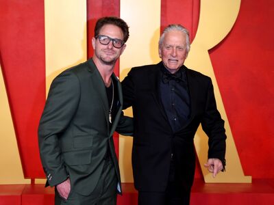 «Looking Through Water»: Οι Μάικλ και Κά...