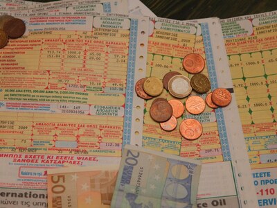 Περιορισμένα τα δημόσια έσοδα, απειλούν ...