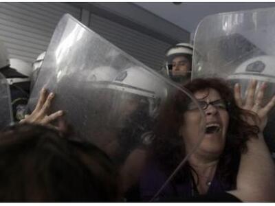 Επέμβαση των ΜΑΤ κατά των καθαριστριών σ...