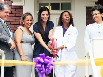 Η Sandra Bullock εγκαινίασε κλινική στην...