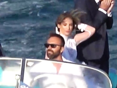 Με σκάφος έφτασε η Αθηνά Οικονομάκου στη...