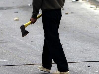 Τον χτύπησε με τσεκούρι στο κεφάλι πάνω σε καυγά