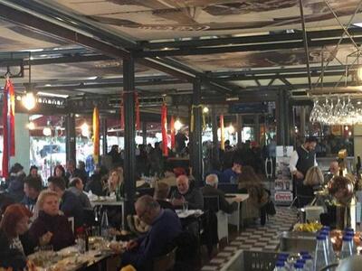 Σάββατο μεσημέρι στο cafe Σταθμός, με li...