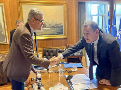 Στη φωτ. ο Αχαιός βουλευτής με τον Υπουρ...