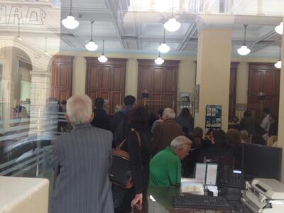 Πάτρα: Ασφυκτικά γεμάτες οι τράπεζες για...