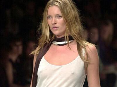 Moss: Ποζάρει γυμνόστηθη στα 38 της για ...