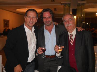 Δείπνο για τους φίλους και τους υποψηφίο...