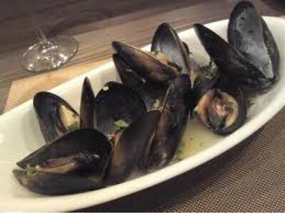 Μύδια αχνιστά με λευκό κρασί, μουστάρδα ...
