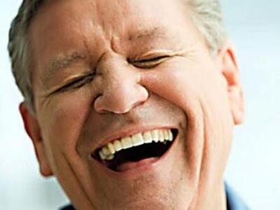 Πρόστιμο επειδή γελούσε δυνατά μέσα στο σπίτι του