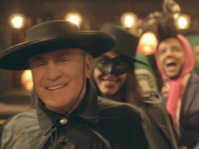 O Ψωμιάδης σε ρόλο Ζορό και ο "πειρ...