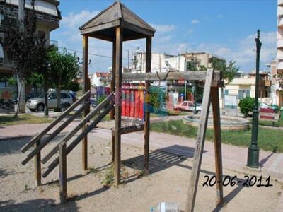 (Φωτο 1) Η παιδική χαρά σε μαύρα χάλια α...