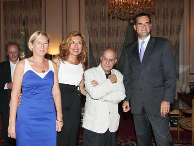 Ο Γάλλος πρέσβης και η σύζυγός του πλαισ...