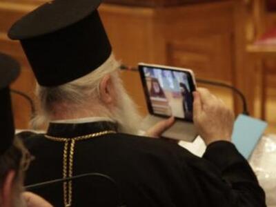 High tech παπάς –Ο Aμβρόσιος βγάζει φωτο...