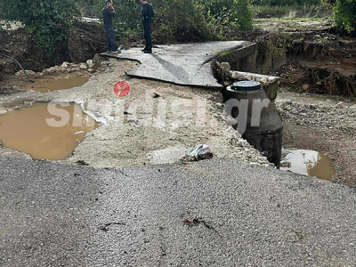 Βόνιτσα: Ξεχείλισε χείμαρρος, «άνοιξαν» δρόμοι