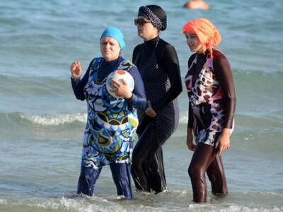 Αναστέλλει την απαγόρευση για το μπουρκί...