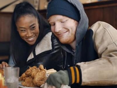 ΣΤΟ ΒΙΝΤΕΟΚΛΙΠ ΤΟΥ SHAPE OF YOU ΥΠΟΔΥΕΤΑ...