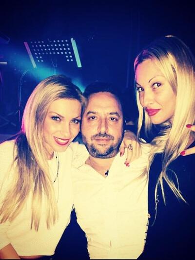 Οι δύο φίλες με τον Χρήστο Γιαννόπουλο 
