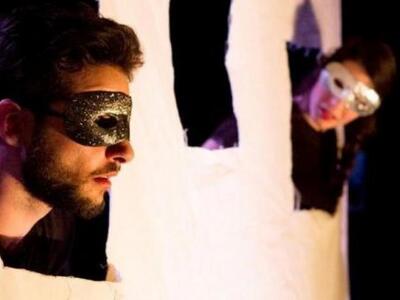 Σκηνή από την ευφυή παράσταση "Ρωμα...