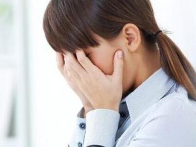 Κρίση πανικού: Συμπτώματα, αιτίες, επιπλ...