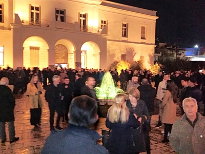 Άποψη από το κόσμο έξω από το χώρο της εκδήλωσης 