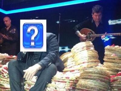 Ποιός τραγουδιστής κάθεται σε στοίβες λο...
