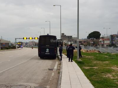 Κλούβα των ΜΑΤ σε αναμονή στο λιμάνι της...