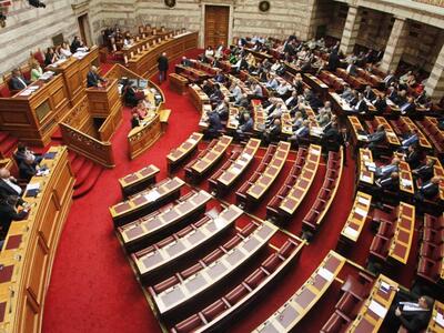 Πέρασε από τη Βουλή η καθολική απαγόρευσ...