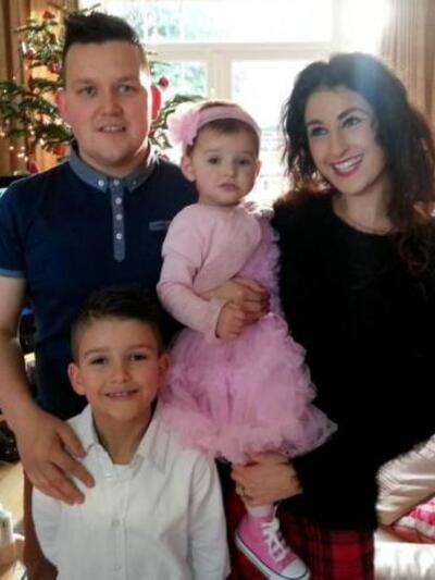 Ο πιτσιρικάς με τους γονείς του και τη μ...