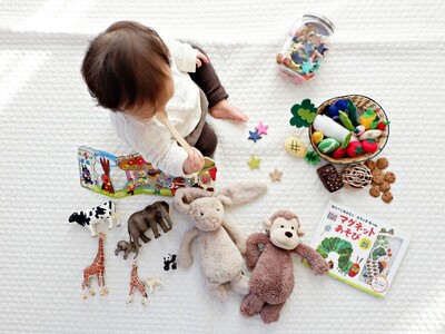 Έρευνα: Το παιχνίδι με κούκλες βοηθά τα ...