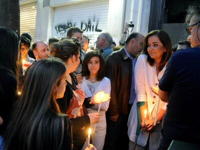 Η Ντόρα Μπακογιάννη σε σιωπηλή διαμαρτυρ...